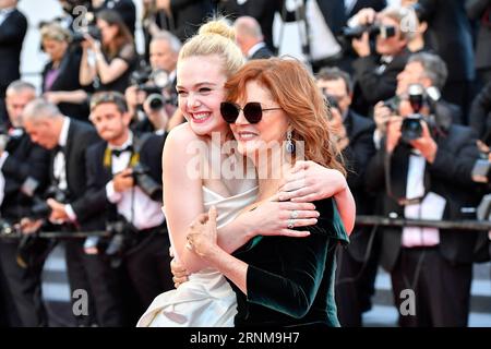 (170518) -- CANNES (FRANCIA), 18 maggio 2017 -- l'attrice statunitense Elle Fanning (L) interagisce con Susan Sarandon sul Red carpet prima dell'apertura del 70° Festival internazionale del cinema di Cannes, in Francia, il 17 maggio 2017. Il 70° Festival internazionale del cinema di Cannes si tiene dal 17 maggio al 28 maggio. ) (Bxf) FRANCE-CANNES-70TH CANNES INTERNATIONAL FILM FESTIVAL-OPENING ChenxYichen PUBLICATIONxNOTxINxCHN Cannes Francia 18 maggio 2017 l'attrice statunitense Elle Fanning l Interact l'attrice statunitense con Susan Sarandon SUL Red Carpet prima dell'apertura del 70 ° Festival internazionale del cinema di Cannes in Foto Stock