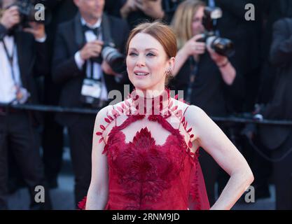 (170518) -- CANNES (FRANCIA), 18 maggio 2017 -- l'attrice statunitense Julianne Moore posa sul Red carpet prima dell'apertura del 70° Festival internazionale del cinema di Cannes, in Francia, il 17 maggio 2017. Il 70° Festival internazionale del cinema di Cannes si tiene dal 17 maggio al 28 maggio. ) (Bxf) FRANCIA-CANNES-70° FESTIVAL INTERNAZIONALE DEL CINEMA DI CANNES-OPENING XuxJinquan PUBLICATIONxNOTxINxCHN Cannes Francia 18 maggio 2017 l'attrice statunitense Julianne Moore posa SUL tappeto rosso prima dell'apertura del 70° Festival internazionale del cinema di Cannes a Cannes Francia IL 17 maggio 2017 il 70° Festival internazionale del cinema di Cannes I. Foto Stock