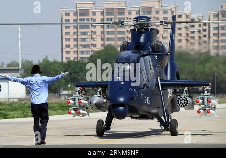 (170518) -- HARBIN, 18 maggio 2017 -- l'elicottero armato Z-19E sviluppato in Cina si prepara a fare il suo primo volo ad Harbin, nella provincia di Heilongjiang nel nord-est della Cina, 18 maggio 2017. Il modello orientato all'esportazione di nuova generazione è stato sviluppato dall'AVIC Harbin Aircraft Industry per soddisfare i requisiti del mercato internazionale del commercio militare, secondo l'Aviation Industry Corporation of China (AVIC) di proprietà statale. ) (Lb) CHINA-HEILONGJIANG-HARBIN-ARMED HELICOPTER-MAIDEN FLIGHT (CN) LiuxYang PUBLICATIONxNOTxINxCHN Harbin 18 maggio 2017 la Cina ha sviluppato Z 19E Armed Helicopter si prepara a fare Foto Stock