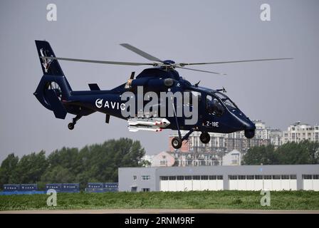 (170518) -- HARBIN, 18 maggio 2017 -- l'elicottero armato Z-19E sviluppato in Cina fa il suo primo volo ad Harbin nella provincia di Heilongjiang nel nord-est della Cina, 18 maggio 2017. Il modello orientato all'esportazione di nuova generazione è stato sviluppato dall'AVIC Harbin Aircraft Industry per soddisfare i requisiti del mercato internazionale del commercio militare, secondo l'Aviation Industry Corporation of China (AVIC) di proprietà statale. ) (Lb) CHINA-HEILONGJIANG-HARBIN-ARMED HELICOPTER (CN) LiuxYang PUBLICATIONxNOTxINxCHN Harbin 18 maggio 2017 la Cina ha sviluppato Z 19E Armed Helicopter fa il suo volo da fanciulla Foto Stock