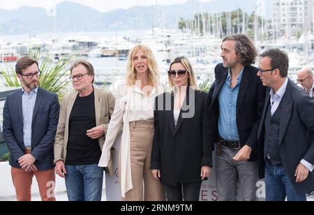 (170518) -- CANNES, 18 maggio 2017 -- il presidente della camera d or Jury Sandrine Kiberlain (3rd L) e altri membri della giuria partecipano a una photocall al 70° Festival internazionale del cinema di Cannes, in Francia, il 18 maggio 2017. )(zcc) FRANCE-CANNES-70TH CANNES FILM FESTIVAL-CAMERA D OR JURY-PHOTOCALL XuxJinquan PUBLICATIONxNOTxINxCHN Cannes 18 maggio 2017 Presidente della camera D o della giuria Sandrine Kiberlain 3rd l e altri membri della giuria partecipano a una chiamata fotografica AL 70 ° Festival internazionale del cinema di Cannes in Francia IL 18 maggio 2017 ZCC France Cannes 70° Festival del Cinema di Cannes camera D o foto della giuria c Foto Stock