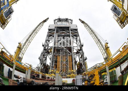 (170518) -- ZHUHAI, 18 maggio 2017 -- foto scattata il 16 maggio 2017 mostra il sito minerario di prova nell'area di Shenhu nel Mar Cinese meridionale. La Cina è riuscita a raccogliere campioni di ghiaccio combustibile nel Mar Cinese meridionale, una svolta importante che potrebbe portare a una rivoluzione energetica globale, ha detto giovedì il Ministro della terra e delle risorse Jiang Daming. ) (Zwx) CHINA-SOUTH CHINA SEA-COMBUSTIBLE ICE-MINING-SUCCESS (CN) LiangxXu PUBLICATIONxNOTxINxCHN Zhuhai 18 maggio 2017 la foto scattata IL 16 maggio 2017 mostra che il sito minerario di prova nella zona di Shenhu nel Mar Cinese meridionale la Cina è riuscita a raccogliere ammassi Foto Stock