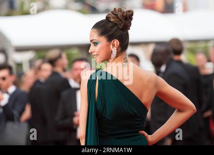 (170518) -- CANNES, 18 maggio 2017 -- l'attrice indiana Deepika Padukone posa sul tappeto rosso per la proiezione del film Loveless in concorso al 70° Festival internazionale del cinema di Cannes, Francia, il 18 maggio 2017. ) FRANCE-CANNES-FILM FESTIVAL-LOVELESS XuxJinquan PUBLICATIONxNOTxINxCHN Cannes 18 maggio 2017 l'attrice indiana Deepika Padukone posa SUL tappeto rosso per la proiezione del Film Loveless in Competition AL 70° Festival internazionale di Cannes Francia IL 18 maggio 2017 Francia Festival di Cannes Loveless XuxJinquan PUBLICATIONxNOTxINxCHN Foto Stock