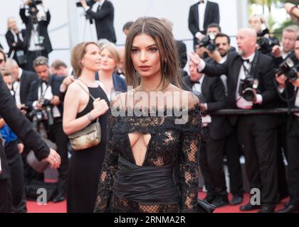 (170518) -- CANNES, 18 maggio 2017 -- l'attrice e modella statunitense Emily Ratajkowski posa sul tappeto rosso per la proiezione del film Loveless in concorso al 70° Festival internazionale del cinema di Cannes, in Francia, il 18 maggio 2017. ) FRANCE-CANNES-FILM FESTIVAL-LOVELESS XuxJinquan PUBLICATIONxNOTxINxCHN Cannes 18 maggio 2017 l'attrice e modella statunitense Emily Ratajkowski posa SUL tappeto rosso per la proiezione del Film Loveless in Competition AL 70° Festival internazionale di Cannes Francia IL 18 maggio 2017 Francia Cannes Film Festival Loveless XuxJinquan PUBLICAONXNOTxINxCHN Foto Stock