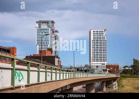 Ponte Junatie e grattacieli Kalasatama a Helsinki, Finlandia Foto Stock