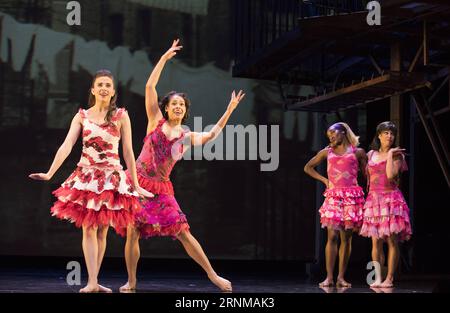 (170519) -- HONG KONG, 19 maggio 2017 -- gli attori eseguono il musical di broadway West Side Story al Lyric Theatre dell'Hong Kong Academy for Performing Arts, a Hong Kong, Cina meridionale, 19 maggio 2017. ) (Lb) CHINA-HONG KONG-BROADWAY MUSICAL (CN) LiuxYun PUBLICATIONxNOTxINxCHN Hong Kong 19 maggio 2017 attori eseguono Broadway Musical WEST Side Story AL Lyric Theatre della Hong Kong Academy for Performing Arts di Hong Kong South China 19 maggio 2017 LB China Hong Kong Broadway Musical CN LiuxYun PUBLICATIONxNOTxINxCHN Foto Stock