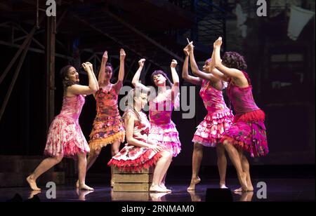 (170519) -- HONG KONG, 19 maggio 2017 -- gli attori eseguono il musical di broadway West Side Story al Lyric Theatre dell'Hong Kong Academy for Performing Arts, a Hong Kong, Cina meridionale, 19 maggio 2017. ) (Lb) CHINA-HONG KONG-BROADWAY MUSICAL (CN) LiuxYun PUBLICATIONxNOTxINxCHN Hong Kong 19 maggio 2017 attori eseguono Broadway Musical WEST Side Story AL Lyric Theatre della Hong Kong Academy for Performing Arts di Hong Kong South China 19 maggio 2017 LB China Hong Kong Broadway Musical CN LiuxYun PUBLICATIONxNOTxINxCHN Foto Stock