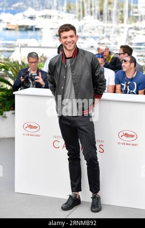 (170520) -- CANNES, 20 maggio 2017 -- l'attore Arnaud Valois del film 120 BPM poses for Photo a Cannes, in Francia, il 20 maggio 2017. Il film 120 BPM, diretto dal regista francese Robin Campillo, gareggerà per la Palme d Or al 70° Festival di Cannes. )(gl) FRANCE-CANNES-70TH CANNES FILM FESTIVAL-IN COMPETITION-120 BPM-PHOTOCALL ChenxYichen PUBLICATIONxNOTxINxCHN Cannes 20 maggio 2017 l'attore Arnaud Valois del Film 120 BPM poses for Photo a Cannes Francia IL 20 maggio 2017 il Film 120 BPM diretto dal regista francese Robin Campillo gareggerà per la Palme D o SUL 70° Festival di Cannes Foto Stock