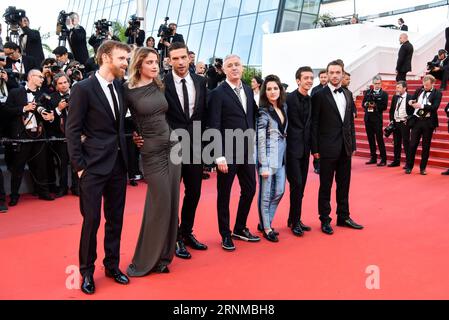 (170520) -- CANNES, 20 maggio 2017 -- attore Antoine Reinartz, attrice Adele Haenel, attore Arnaud Valois, regista Robin Campillo, attrice Aloise Sauvage, l'attore Nahuel Perez Biscayart e l'attore Felix Maritaud (da L a R), posa per le foto sul Red carpet per la proiezione del film 120 BPM (120 Beats per Minute) in concorso al 70° Festival di Cannes, Francia, il 20 maggio 2017. ) FRANCE-CANNES-70TH CANNES FILM FESTIVAL-120 BPM-RED CARPET ChenxYichen PUBLICATIONxNOTxINxCHN Cannes 20 maggio 2017 attore Antoine Reinartz attrice Adele Haenel attore Arnaud Valois regista Robin campi Foto Stock