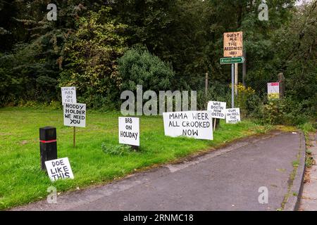 Himley, Staffordshire, Regno Unito. 2 settembre 2023. Quattro settimane dopo che il famoso pub Crooked House è bruciato, i cartelli di protesta e la bandiera del Paese Nero sono esposti a sostegno della ricostruzione dell'edificio storico nella stessa posizione. Crediti: Peter Lopeman/Alamy Live News Foto Stock