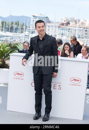 (170521) -- CANNES, 21 maggio 2017 -- l'attore cinese Yin Fang posa per una fotografia del film Lu Guo Wei Lai durante il 70° Festival di Cannes, in Francia, il 21 maggio 2017. )(rh) FRANCE-CANNES-70TH CANNES FILM FESTIVAL-PHOTOCALL XuxJinquan PUBLICATIONxNOTxINxCHN Cannes 21 maggio 2017 l'attore cinese Yin Fang posa per una foto del Film Lu Guo Wei Lai durante il 70° Festival di Cannes Francia IL 21 maggio 2017 RH France Cannes 70th Cannes Film Festival Photo call XuxJinquan PUBLICATIONxNOTxINxCHN Foto Stock