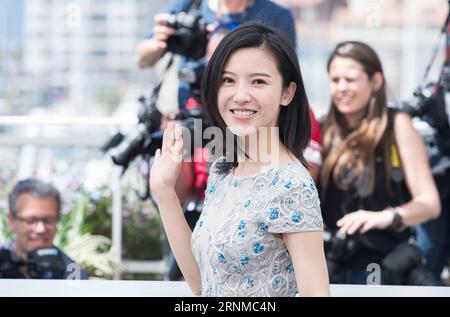 (170521) -- CANNES, 21 maggio 2017 -- l'attrice cinese Yang Zishan posa per una fotografia del film Lu Guo Wei Lai durante il 70° Festival di Cannes, in Francia, il 21 maggio 2017. )(rh) FRANCE-CANNES-70TH CANNES FILM FESTIVAL-PHOTOCALL XuxJinquan PUBLICATIONxNOTxINxCHN Cannes 21 maggio 2017 l'attrice cinese Yang Zishan posa per un Photo call del Film Lu Guo Wei Lai durante il 70th Cannes Film Festival a Cannes Francia IL 21 maggio 2017 RH France Cannes 70th Cannes Film Festival Photo call XuxJinquan PUBLICATIONxNOTxINxCHN Foto Stock