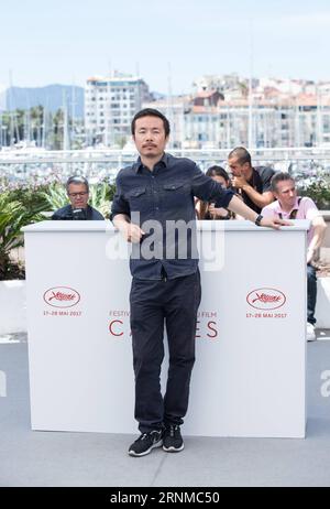 (170521) -- CANNES, 21 maggio 2017 -- il regista cinese li Ruijun posa per una fotografia del film Lu Guo Wei Lai durante il 70° Festival di Cannes, Francia, il 21 maggio 2017. )(rh) FRANCE-CANNES-70TH CANNES FILM FESTIVAL-PHOTOCALL XuxJinquan PUBLICATIONxNOTxINxCHN Cannes 21 maggio 2017 il regista cinese ha lasciato Ruijun posa per un Photo call del Film Lu Guo Wei Lai durante il 70 ° Festival di Cannes Francia IL 21 maggio 2017 RH France Cannes 70 ° Cannes Film Festival Photo call XuxJinquan PUBLICATIONxNOTxINxCHN Foto Stock