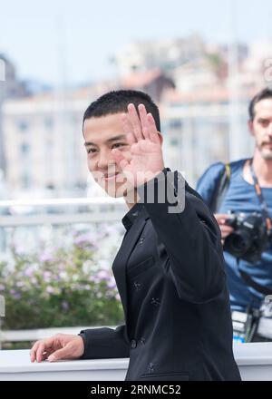 (170521) -- CANNES, 21 maggio 2017 -- l'attore cinese Yin Fang posa per una fotografia del film Lu Guo Wei Lai durante il 70° Festival di Cannes, in Francia, il 21 maggio 2017. )(rh) FRANCE-CANNES-70TH CANNES FILM FESTIVAL-PHOTOCALL XuxJinquan PUBLICATIONxNOTxINxCHN Cannes 21 maggio 2017 l'attore cinese Yin Fang posa per una foto del Film Lu Guo Wei Lai durante il 70° Festival di Cannes Francia IL 21 maggio 2017 RH France Cannes 70th Cannes Film Festival Photo call XuxJinquan PUBLICATIONxNOTxINxCHN Foto Stock