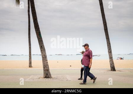 Turisti, locali e residenti thailandesi si fanno strada lungo Beach Road a Pattaya, Thailandia. Foto Stock