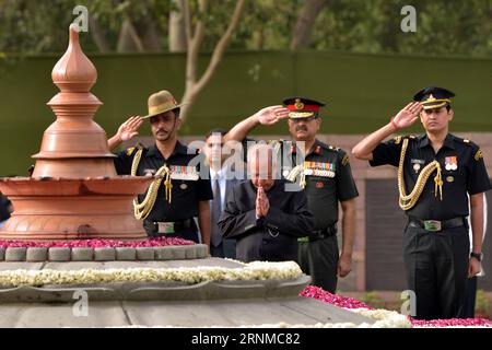 (170522) -- NUOVA DELHI, 22 maggio 2017 -- il presidente indiano Pranab Mukherjee (fronte) rende omaggio all'ex primo ministro Rajiv Gandhi in occasione del suo 26° anniversario di morte al memoriale Vir Bhumi a nuova Delhi, 21 maggio 2017. ) INDIA-NUOVA DELHI-RAJIV GANDHI-DEATH ANNIVERSARY-MEMORIAL PatharxSarkar PUBLICATIONxNOTxINxCHN nuova Delhi 22 maggio 2017 il presidente indiano Pranab Mukherjee Front rende omaggio agli ex primi ministri defunti Rajiv Gandhi IN occasione del suo 26 ° anniversario di morte AL Memorial Vir Bhumi a nuova Delhi 21 maggio 2017 India nuova Delhi Rajiv Gandhi morte Memor anniversario Foto Stock