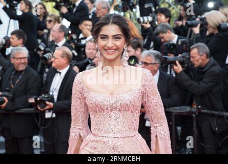 (170521) -- CANNES, 21 maggio 2017 -- l'attrice indiana Sonam Kapoor posa sul Red carpet per la proiezione del film le storie di Meyerowitz in concorso al 70° Festival internazionale del cinema di Cannes, Francia, il 21 maggio 2017. ) FRANCE-CANNES-FILM FESTIVAL- LE STORIE DI MEYEROWITZ -RED CARPET XuxJinquan PUBLICATIONxNOTxINxCHN Cannes 21 maggio 2017 l'attrice indiana Sonam Kapoor posa SUL Red Carpet per la proiezione del film le storie di Meyerowitz in concorso al 70° Festival internazionale di Cannes in Francia IL 21 maggio 2017 France Cannes Film Festival The Meyerowit Foto Stock