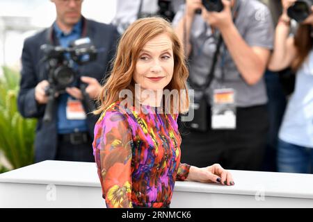 (170522) -- CANNES, 22 maggio 2017 -- l'attrice Isabelle Huppert del film Happy End posa per le foto a Cannes, Francia, il 22 maggio 2017. Il film Happy End, diretto dal regista austriaco Michael Haneke, si contenderà per la Palme d Or al 70° Festival di Cannes. )(zf) FRANCE-CANNES-70TH CANNES FILM FESTIVAL-IN COMPETITION-HAPPY END-PHOTOCALL ChenxYichen PUBLICATIONxNOTxINxCHN Cannes 22 maggio 2017 l'attrice Isabelle Huppert del Film Happy End posa per le foto a Cannes Francia IL 22 maggio 2017 il Film Happy End diretto dal regista austriaco Michael Haneke gareggerà per la Palme D Or Foto Stock