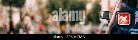 Terracina, Italia. Luci posteriori a LED rosse di jeep blu Renegade Bu 520 Parcheggio in strada. Vista posteriore Foto Stock