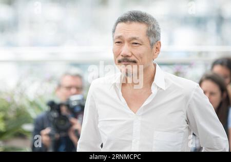 170522 -- CANNES, 22 maggio 2017 -- il regista Hong SangSoo partecipa a una photocall del film il giorno dopo durante il 70° Festival di Cannes al Palais des Festivals di Cannes, in Francia, il 22 maggio 2017. Il film The Day After, diretto da Hong SangSoo, gareggerà per la Palme d Or al 70° Festival di Cannes. ZF FRANCE-CANNES-70° FESTIVAL DEL CINEMA DI CANNES-IL GIORNO DOPO-PHOTOCALL XUXJINQUAN PUBLICATIONXNOTXINXCHN Foto Stock