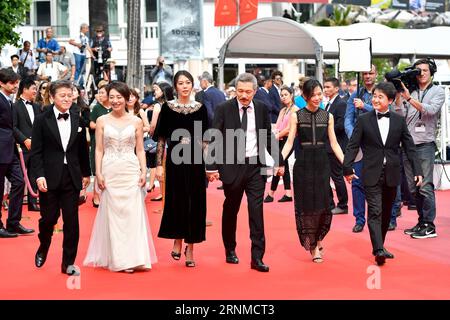 (170522) -- CANNES, 22 maggio 2017 -- attore sudcoreano Kwon Hae-hyo, attrice Cho Yun-hee, attrice Kim min-hee, regista Hong Sang-soo, attrice Kim SAE-byuk e direttore della fotografia Kim Hyung-koo (da L a R) posa per le foto sul tappeto rosso per la proiezione del film il giorno dopo in concorso al 70° Festival di Cannes, in Francia, il 22 maggio 2017. ) FRANCIA-CANNES-70° FESTIVAL DEL CINEMA DI CANNES-IN CONCORSO-IL GIORNO DOPO IL TAPPETO ROSSO ChenxYichen PUBLICATIONxNOTxINxCHN Cannes 22 maggio 2017 attore sudcoreano Kwon HAE Hyo attrice Cho Yun Hee attrice Kim min Hee regista Hong sa Foto Stock