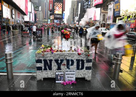 (170522) -- NEW YORK, 22 maggio 2017 -- i pedoni camminano davanti al blocco appena installato sul marciapiede, dove la gente pagava tributi alla vittima della furia d'auto Alyssa Elsman, una ragazza diciottenne del Michigan, a Times Square a New York, negli Stati Uniti, il 22 maggio 2017. La sicurezza è stata rafforzata negli ultimi giorni dopo un'esplosione di auto sul marciapiede il 18 maggio. Un uomo ha guidato un'auto in una folla a Times Square il 18 maggio, uccidendo una e ferendone altre 22. U.S.-NEW YORK-TIMES SQUARE-SECURITY LixRui PUBLICATIONxNOTxINxCHN New York 22 maggio 2017 i pedoni camminano oltre il blocco appena installato SUL si Foto Stock