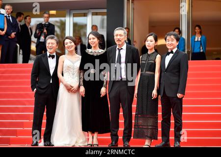 (170522) -- CANNES, 22 maggio 2017 -- attore sudcoreano Kwon Hae-hyo, attrice Cho Yun-hee, attrice Kim min-hee, regista Hong Sang-soo, attrice Kim SAE-byuk e direttore della fotografia Kim Hyung-koo (da L a R) posa per le foto sul tappeto rosso per la proiezione del film il giorno dopo in concorso al 70° Festival di Cannes, in Francia, il 22 maggio 2017. ) FRANCIA-CANNES-70° FESTIVAL DEL CINEMA DI CANNES-IN CONCORSO-IL GIORNO DOPO IL TAPPETO ROSSO ChenxYichen PUBLICATIONxNOTxINxCHN Cannes 22 maggio 2017 attore sudcoreano Kwon HAE Hyo attrice Cho Yun Hee attrice Kim min Hee regista Hong sa Foto Stock