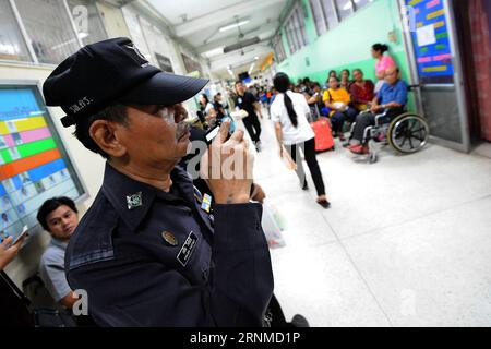 (170523) -- BANGKOK, 23 maggio 2017 -- Un agente di polizia sta di guardia all'interno di un edificio dell'ospedale Phramongkutklao, dove si è verificato un attentato dinamitardo, a Bangkok, Thailandia, 23 maggio 2017. La sicurezza è stata rafforzata dopo che un'esplosione ha colpito l'ospedale di Phramongkutklao lunedì, ferendo 25 persone. ) (zy) THAILANDIA-BANGKOK-HOSPITAL-EXPLOSION-AFTERMATH RachenxSageamsak PUBLICATIONxNOTxINxCHN Bangkok 23 maggio 2017 un agente di polizia sta di guardia all'interno di un edificio DELL'ospedale dove si è verificato un attacco bomba a Bangkok paese tailandese 23 maggio 2017 la sicurezza è stata rafforzata dopo che l'esplosione ha colpito l'ospedale lunedì in Foto Stock