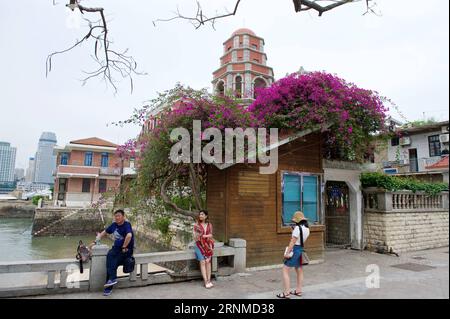 (170523) -- XIAMEN, 23 maggio 2017 -- foto scattata il 18 maggio 2017 mostra i fiori di Bougainvillea nella città di Xiamen, nella provincia del Fujian della Cina sudorientale. La bouganvillea divenne il fiore della città di Xiamen nel 1986. ) (Lb) CHINA-FUJIAN-XIAMEN-FLOWER (CN) JiangxKehong PUBLICATIONxNOTxINxCHN Xiamen 23 maggio 2017 foto scattata IL 18 maggio 2017 mostra i fiori di Bougainvillea a Xiamen città del sud-est della Cina, nella provincia del Fujian Bougainvillea è diventata la città Fiore di Xiamen nel 1986 LB China Fujian Xiamen Flower CN JiangxKehong PUBLICATIONCHN Foto Stock