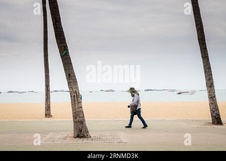 Turisti, locali e residenti thailandesi si fanno strada lungo Beach Road a Pattaya, Thailandia. Foto Stock