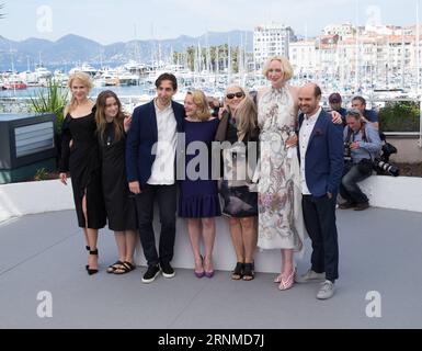 (170523) -- CANNES, 23 maggio 2017 -- attrici Nicole Kidman, Alice Englert, regista Ariel Kleiman, attrice Elisabeth Moss, regista Jane Campion, l'attrice Gwendoline Christie e David Dencik (da L a R) posano per una foto di Top of the Lake: China Girl durante il 70° Festival di Cannes, in Francia, il 23 maggio 2017. ) (dtf) FRANCE-CANNES-70TH CANNES FILM FESTIVAL-TOP OF THE LAKE XuxJinquan PUBLICATIONxNOTxINxCHN Cannes 23 maggio 2017 attrici Nicole Kidman Alice Englert regista Ariel Kleiman attrice Elisabeth Moss regista Jane Campion attrice Gwendoline Christie e David Dencik Foto Stock