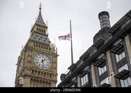 (170523) -- LONDRA, 23 maggio 2017 -- Flag vola a mezz'asta sopra la Portcullis House accanto alle Houses of Parliament dopo il bombardamento della Manchester Arena, a Londra, in Gran Bretagna, il 23 maggio 2017.) (dtf) BRITAIN-LONDON-MANCHESTER BOMBING TimxIreland PUBLICATIONxNOTxINxCHN Londra 23 maggio 2017 la bandiera VOLA A mezz'asta sopra la Portcullis House accanto alle Houses of Parliament dopo il bombardamento della Manchester Arena a Londra Regno Unito IL 23 maggio 2017 dtf Britain Londra Manchester Bombing TimxIreland PUBLICATIONxNOTxINxCHN Foto Stock