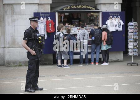 (170523) -- LONDRA, 23 maggio 2017 -- un poliziotto armato è raffigurato dopo l'attentato alla Manchester Arena, a Londra, in Gran Bretagna, il 23 maggio 2017. ) (dtf) BRITAIN-LONDON-MANCHESTER BOMBING TimxIreland PUBLICATIONxNOTxINxCHN London May 23 2017 to Armed Policeman È raffigurato dopo il bombardamento della Manchester Arena a Londra IL 23 maggio 2017 dtf Britain London Manchester Bombing TimxIreland PUBLICATIONxNOTxINxCHN Foto Stock