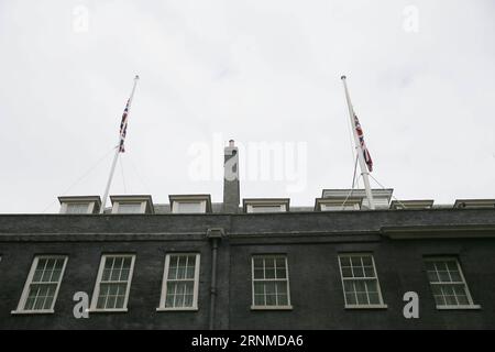 (170523) -- LONDRA, 23 maggio 2017 -- le bandiere volano a mezz'asta sopra Downing Street dopo il bombardamento della Manchester Arena, a Londra, in Gran Bretagna, il 23 maggio 2017.) (dtf) BRITAIN-LONDON-MANCHESTER BOMBING TimxIreland PUBLICATIONxNOTxINxCHN Londra 23 maggio 2017 Flags vola A Half Mast sopra Downing Street dopo il bombardamento della Manchester Arena a Londra Regno Unito IL 23 maggio 2017 dtf Britain London Manchester Bombing TimxIreland PUBLICATIONxNOTxINxCHN Foto Stock