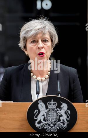 (170523) -- LONDRA, 23 maggio 2017 () -- il primo ministro britannico Theresa May si rivolge ai media di Downing Street dopo aver presieduto una riunione del comitato per la sicurezza d'emergenza britannico a seguito dell'attacco terroristico di Manchester a Londra il 23 maggio 2017. Il primo ministro britannico Theresa May ha detto che la polizia conosce il nome dell'attentatore suicida che ha ucciso 22 adulti e bambini e ha ferito altri 59 a Manchester. () -UK OUT- BRITAIN-LONDON-MANCHESTER TERROR ATTACK-THERESA MAY Xinhua PUBLICATIONxNOTxINxCHN Londra 23 maggio 2017 Il primo ministro britannico Theresa May si rivolge ai media in Downing Street Foto Stock