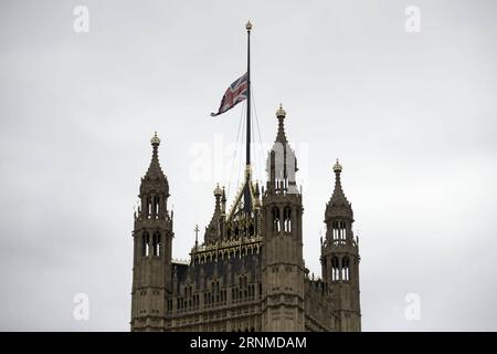 (170523) -- LONDRA, 23 maggio 2017 -- bandiera vola a mezz'asta sopra le camere del Parlamento dopo il bombardamento della Manchester Arena, a Londra, in Gran Bretagna, il 23 maggio 2017.) (dtf) GRAN BRETAGNA-LONDRA-MANCHESTER BOMBARDAMENTO TimxIrlanda PUBLICATIONxNOTxINxCHN Londra 23 maggio 2017 la bandiera VOLA A mezz'asta sopra le camere del Parlamento dopo il bombardamento della Manchester Arena a Londra Gran Bretagna IL 23 maggio 2017 dtf Britain Londra Manchester bombardamento TimxIreland PUBLICATIONxNOTxINxCHN Foto Stock