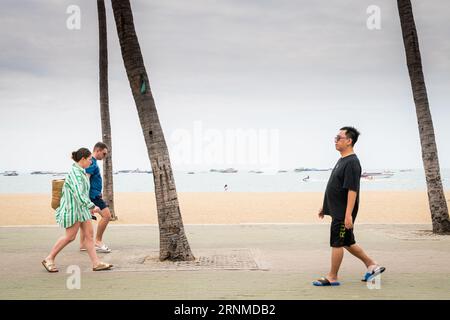 Turisti, locali e residenti thailandesi si fanno strada lungo Beach Road a Pattaya, Thailandia. Foto Stock