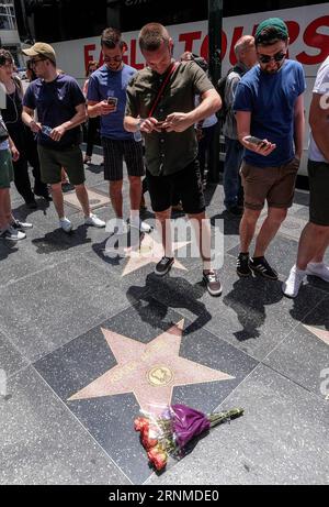 (170524) -- LOS ANGELES, 24 maggio 2017 -- i fan scattano foto mentre i fiori sono collocati sulla Hollywood Walk of Fame star di Roger Moore a Los Angeles, negli Stati Uniti, il 23 maggio 2017. Moore, meglio conosciuto per il suo ruolo cinematografico come James Bond, è morto di cancro all'età di 89 anni in Svizzera dove viveva, la sua famiglia ha detto in una dichiarazione di martedì. ) (zy) U.S.-LOS ANGELES-HOLLYWOOD-ROGER MOORE ZhaoxHanrong PUBLICATIONxNOTxINxCHN Los Angeles 24 maggio 2017 i sostenitori Take Pictures as Flowers are placed on the Hollywood Walk of Fame Star of Roger Moore a Los Angeles negli Stati Uniti IL 23 maggio 2017 Moore Foto Stock