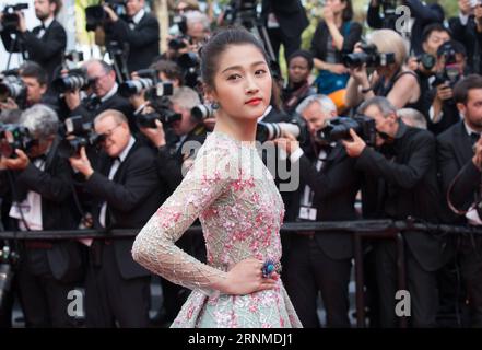 (170524) -- CANNES, 24 maggio 2017 -- l'attrice cinese Guan Xiaotong partecipa alla cerimonia del 70° anniversario del Festival di Cannes, in Francia, 23 maggio 2017. ) (Jmmn) FRANCE-CANNES-FILM FESTIVAL-70TH ANNIVERSARY-RED CARPET XuxJinquan PUBLICATIONxNOTxINxCHN Cannes 24 maggio 2017 l'attrice cinese Guan Xiaotong partecipa alla cerimonia del 70 ° anniversario del Festival di Cannes in Francia 23 maggio 2017 jmmn France Cannes Film Festival 70th Anniversary Red Carpet XuxJinquan PUBLICATIONxNOTxINXINXCHN Foto Stock