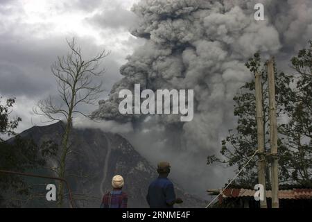 (170524) -- SUMATERA SETTENTRIONALE, 24 maggio 2017 -- la gente guarda il Monte Sinabung che lancia cenere vulcanica, nel villaggio di Tiga Pncur, Karo, Sumatera settentrionale, Indonesia, il 24 maggio, 2017. il Monte Sinabung è uno dei 129 vulcani attivi indonesiani. ) (zf) INDONESIA-SUMATERA SETTENTRIONALE-MONTE SINABUNG-ERUPTION YTxHaryono PUBLICATIONxNOTxINxCHN Sumatera settentrionale 24 maggio 2017 celebrità osservano la segale sulla spiaggia del Monte Sinabung che sprigiona ceneri vulcaniche nel villaggio di Tiga Diamond Sumatera Nord Indonesia IL 24 maggio 2017 il Monte Sinabung È uno dei 129 vulcani attivi indonesiani ZF Indonesia North Sumatera Monte Sinabung eruzione YTxHaryo Foto Stock