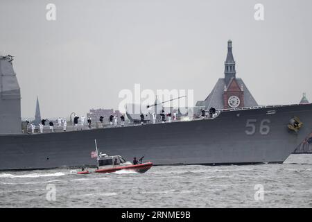 (170524) -- NEW YORK, 24 maggio 2017 -- USS San Jacinto (CG-56), un incrociatore della classe Ticonderoga, è visto durante la parata della flotta sulle acque di New York, negli Stati Uniti, il 24 maggio 2017. La 29a settimana della flotta di New York è iniziata qui mercoledì con la parata della flotta. US-NEW YORK-FLEET WangxYing PUBLICATIONxNOTxINxCHN New York 24 maggio 2017 USS San Jacinto CG 56 un incrociatore di classe Ticonderoga È Lakes durante la parata della flotta SULLE acque di New York IL 24 maggio 2017 la 29a settimana della flotta di New York è iniziata qui mercoledì con il parata della flotta US New York Fleet Week Para Foto Stock