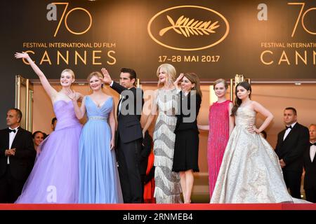 (170524) -- CANNES, 24 maggio 2017 -- attrice statunitense Elle Fanning, attrice statunitense Kirsten Dunst, attore irlandese Colin Farrell, attrice australiana Nicole Kidman, regista statunitense Sofia Coppola, attrice australiana Angourie Rice e attrice statunitense Addison Riecke (da L a R) posa per le foto sul tappeto rosso per la proiezione del film The Beguiled in concorso al 70° Festival di Cannes, Francia, il 24 maggio 2017. ) FRANCE-CANNES-70TH CANNES FILM FESTIVAL-THE BEGUILED-RED CARPET ChenxYichen PUBLICATIONxNOTxINxCHN Cannes 24 maggio 2017 l'attrice statunitense Elle Fanning l'attrice statunitense Kirsten Vapor Irish Foto Stock