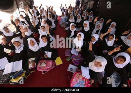 (170525) -- HERAT, 25 maggio 2017 -- le studentesse afghane frequentano una lezione in una scuola locale nella provincia di Herat, Afghanistan occidentale, 25 maggio 2017. )(yk) AFGHANISTAN-HERAT-SCHOOL-GIRLS Rahmine PUBLICATIONxNOTxINxCHN Herat maggio 25 2017 le ragazze delle scuole afghane frequentano una classe PRESSO una scuola locale nella provincia di Herat Afghanistan occidentale maggio 25 2017 YK Afghanistan Herat School Girls PUBLICATIONxNOTxINxCHN Foto Stock