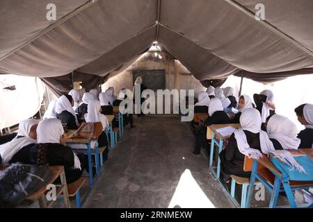 (170525) -- HERAT, 25 maggio 2017 -- le studentesse afghane frequentano una lezione in una scuola locale nella provincia di Herat, Afghanistan occidentale, 25 maggio 2017. )(yk) AFGHANISTAN-HERAT-SCHOOL-GIRLS Rahmine PUBLICATIONxNOTxINxCHN Herat maggio 25 2017 le ragazze delle scuole afghane frequentano una classe PRESSO una scuola locale nella provincia di Herat Afghanistan occidentale maggio 25 2017 YK Afghanistan Herat School Girls PUBLICATIONxNOTxINxCHN Foto Stock