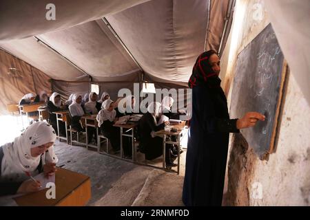 (170525) -- HERAT, 25 maggio 2017 -- le studentesse afghane frequentano una lezione in una scuola locale nella provincia di Herat, Afghanistan occidentale, 25 maggio 2017. )(yk) AFGHANISTAN-HERAT-SCHOOL-GIRLS Rahmine PUBLICATIONxNOTxINxCHN Foto Stock