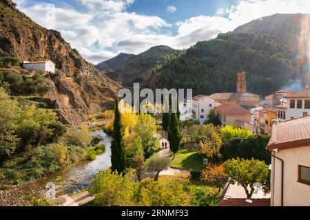 Vista panoramica del villaggio di Arnedillo in Spagna Foto Stock