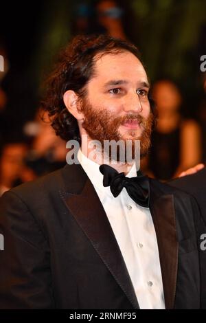 (170526) -- CANNES, 26 maggio 2017 -- regista del film Good Time , Josh Safdie, posa per le foto sul Red carpet per la proiezione del film Good Time in concorso al 70° Festival di Cannes, Francia, il 25 maggio 2017. ) (Jmmn) FRANCE-CANNES-70TH CANNES FILM FESTIVAL-IN COMPETITION-GOOD TIME-RED CARPET ChenxYichen PUBLICATIONxNOTxINxCHN Cannes maggio 26 2017 il regista del Film Good Time Josh Safdie posa per le foto SUL Red Carpet per la proiezione del Film Good Time in Competition AL 70° Festival di Cannes Francia A maggio 25 2017 jmmn Francia Cannes 70 Foto Stock