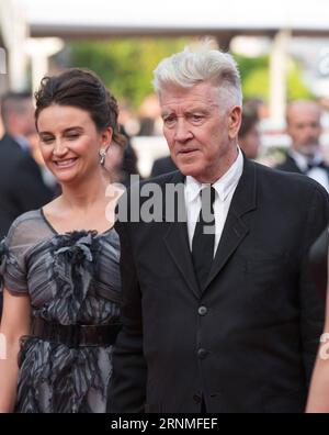 (170526) -- CANNES, 26 maggio 2017 -- il regista STATUNITENSE David Lynch (R) e sua moglie Emily Stofle posa sul Red carpet per la proiezione dei nuovi episodi di Twin Peak durante il 70° Festival annuale di Cannes al Palais des Festivals di Cannes, in Francia, il 25 maggio 2017. ) (yy) FRANCE-CANNES-DAVID LYNCH-TWIN PEAK-SCREENING xuxjinquan PUBLICATIONxNOTxINxCHN Cannes maggio 26 2017 il direttore degli Stati Uniti David Lynch r e sua moglie Emily Stofle posa SUL Red Carpet per la proiezione dei nuovi episodi di Twin Peak durante il 70 ° Festival annuale di Cannes AL Palais The Festivals di Cannes Francia ON maggio 25 2 Foto Stock