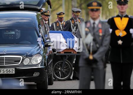 (170526) -- HELSINKI, 26 maggio 2017 -- Coffin dell'ex presidente finlandese Mauno Koivisto viene trasferito durante i funerali nel cimitero di Hietaniemi a Helsinki, Finlandia, il 25 maggio. 2017. L'ex presidente finlandese Mauno Koivisto è stato sepolto con lode militari a Helsinki giovedì. ) (yy) FINLANDIA-HELSINKI-FUNERALE-MAUNO KOIVISTO MattixMatikainen PUBLICATIONxNOTxINxCHN Helsinki maggio 26 2017 Coffin dell'ex presidente finlandese Mauno Koivisto VIENE trasferito durante le esequie nel cimitero di Helsinki in Finlandia IL 25 2017 maggio l'ex presidente finlandese Mauno Koivisto quello che è sepolto con lode militari a Helsinki Foto Stock