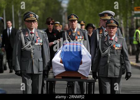 (170526) -- HELSINKI, 26 maggio 2017 -- Coffin dell'ex presidente finlandese Mauno Koivisto viene trasferito durante i funerali nel cimitero di Hietaniemi a Helsinki, Finlandia, il 25 maggio. 2017. L'ex presidente finlandese Mauno Koivisto è stato sepolto con lode militari a Helsinki giovedì. ) (yy) FINLANDIA-HELSINKI-FUNERALE-MAUNO KOIVISTO MattixMatikainen PUBLICATIONxNOTxINxCHN Helsinki maggio 26 2017 Coffin dell'ex presidente finlandese Mauno Koivisto VIENE trasferito durante le esequie nel cimitero di Helsinki in Finlandia IL 25 2017 maggio l'ex presidente finlandese Mauno Koivisto quello che è sepolto con lode militari a Helsinki Foto Stock